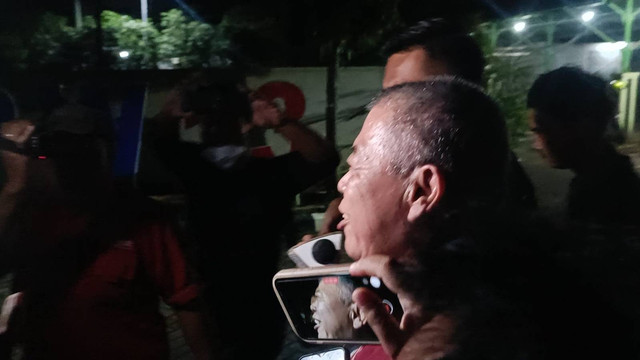 Ketua DPRD Jatim, Kusnadi, usai menjalani pemeriksaan KPK terkait kasus korupsi dana hibah di kantor BPKP Jatim, Rabu (25/1/2023). Foto: Farusma Okta Verdian/kumparan