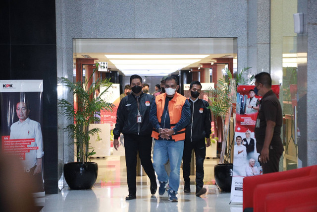 Izil Azhar berjalan menuju mobil tahanan usai dihadirkan dalam konferensi pers di Gedung Merah Putih KPK, Jakarta, Rabu (25/1/2023). Foto: Jamal Ramadhan/kumparan