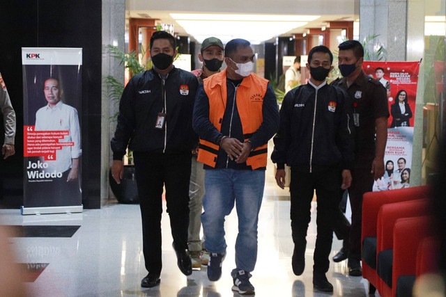Izil Azhar berjalan menuju mobil tahanan usai dihadirkan dalam konferensi pers di Gedung Merah Putih KPK, Jakarta, Rabu (25/1/2023). Foto: Jamal Ramadhan/kumparan