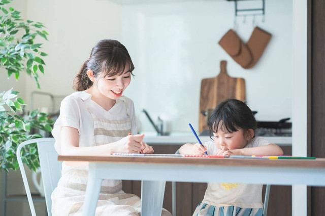Pola asuh orang tua termasuk salah satu faktor yang mendukung kecerdasan IQ anak. Foto: Shutterstock
