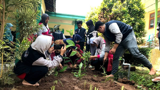 foto dokumentasi/ menanam tanaman toga bersama ibu PKK