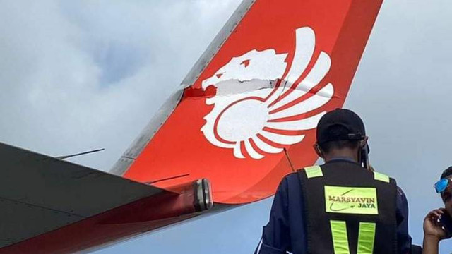Sayap bagian kanan Lion Air JT 794 yang mengalami kerusakan usai menabrak garbarata di Bandara Mopah Merauke. Foto istimewa 