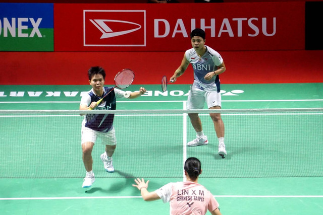 Ganda Putri Indonesia Apriyani Rahayu/Siti Fadia Silva Ramadhanti melawan wakil Taiwan Hu Ling Fang/Lin Xiao Min pada Indonesia Masters 2023, di Istora Senayan, Jakarta, Kamis (26/1/2023). Foto: Iqbal Firdaus/kumparan