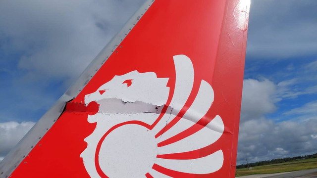 Sayap pesawat Lion Air menyenggol garbarata Bandar Udara Mopah, Merauke, Papua Selatan, Kamis (26/1/2023). Foto: Dok. Istimewa