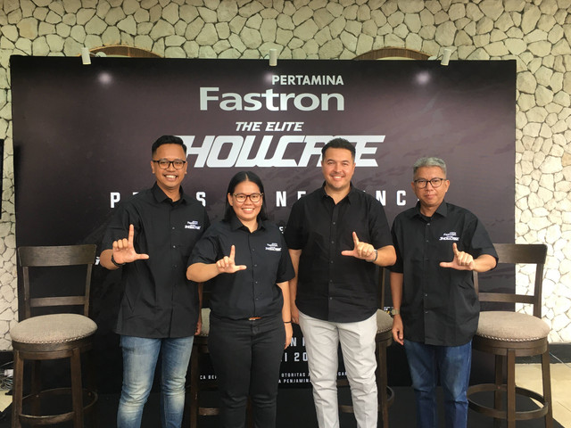 (kiri ke kanan) COO The Elite, Riswan Rusdiansyah; Direktur Sales & Marketing PT Pertamina Lubricants, Sari Rachmi; Rifat Sungkar; CEO The Elite, Gatot Mulyartho pada konferensi pers Pertamina Fastron The Elite Showcase 2023 (25/1/2023). Foto: Sena Pratama/kumparan