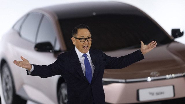 Mantan Presiden Toyota, Akio Toyoda, saat konfrensi pres tentang strategi baterai kendaraan listrik di ruang pamer perusahaan di Tokyo 26 Januari 2023. Foto: Behrouz Mehri/AFP
