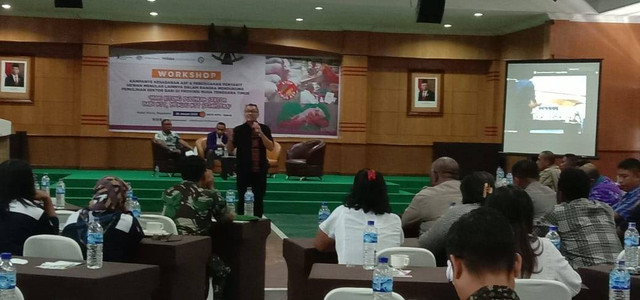 Keterangan foto: Kepala Bidang Kesehatan Hewan Dinas Peternakan dan Kesehatan Hewan Provinsi NTT, drh. Melky Angsar, dalam Workshop Kampanye Kesadaran ASF dan Pencegahan Penyakit Hewan Menular Lainnya, di hotel Sylvia Maumere, Kamis (26/1/2023). Foto: Athy Meaq.