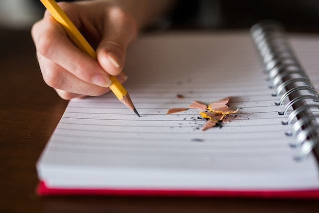Ilustrasi Contoh Soal Peluruhan pada Matematika, Foto Unsplash Thought Catalog