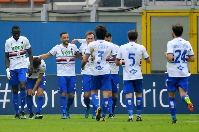Selebrasi pemain Sampdoria usai mencetak gol ke gawang AC Milan pada pertandingan lanjutan Serie A Italia di San Siro, Milan, Italia. Foto: Daniele Mascolo/REUTERS
