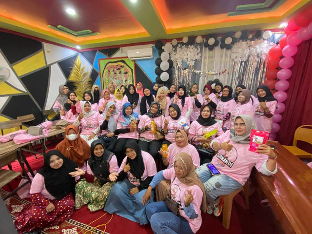 Sukarelawan Srikandi Ganjar Kalteng dalam menggelar pelatihan membuat oleh-oleh khas Barsel, Kamis (26/1). Foto: Dok. Istimewa