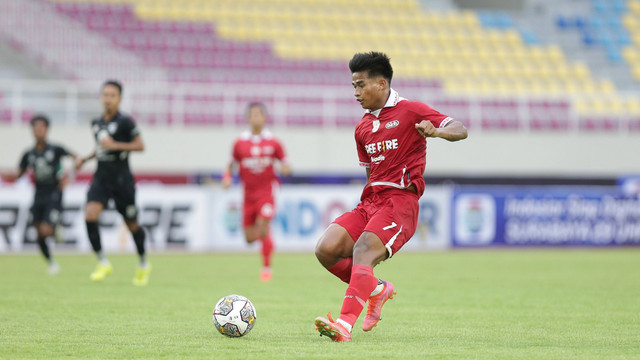Penyerang Persis Solo, Irfan Jauhari, membawa bola saat pertandingan uji coba Persis Solo melawan Persebaya Surabaya beberapa waktu lalu. FOTO: Dokumentasi Persis Solo