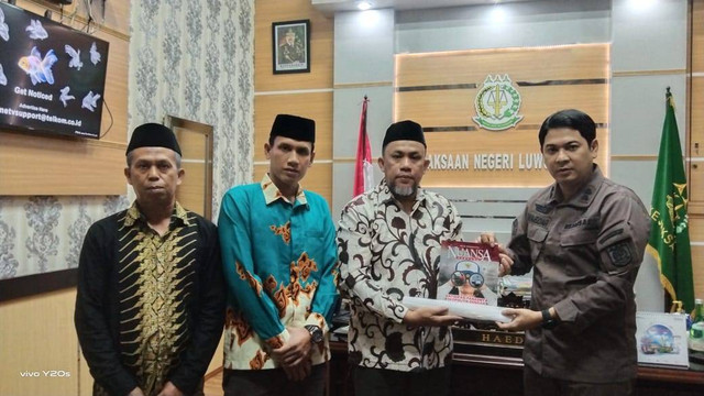 Ketua dan Pengkab DPD LDII Luwu Utara menyerahkan Buku Hasil Munas IX Tahun 2021, Majalah Nuansa dan Kalender DPP LDII 2023 kepada Kajari Luwu Utara, Haedar, S.H.,M.H.