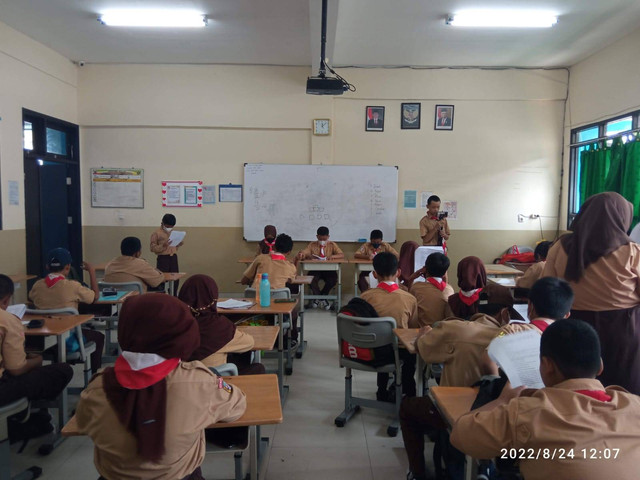 Kegiatan siswa yang sedang diskusi (dokumen pribadi)