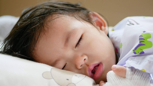 Ilustrasi anak tidur dengan mulut terbuka. Foto: Ole.CNX/Shutterstock
