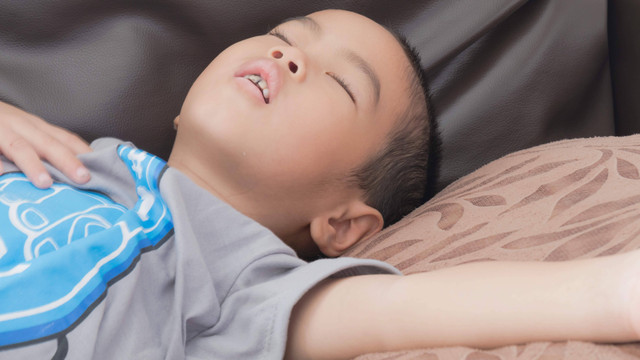 Ilustrasi anak tidur dengan mulut terbuka. Foto: Treetree2016/Shutterstock