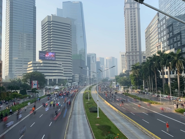 Kegiatan Hari Bebas Kendaraan Bermotor atau Car Free Day (CFD) di Sudirman. (Sumber: https://unsplash.com/photos/-pXuwyNhXjs)