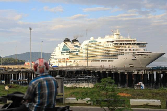 Warga melihat kapal pesiar Seabourn Ovation yang bersandar di Pelabuhan Sabang, Aceh, Rabu (18/12/2019). Foto: Suparta/acehkini