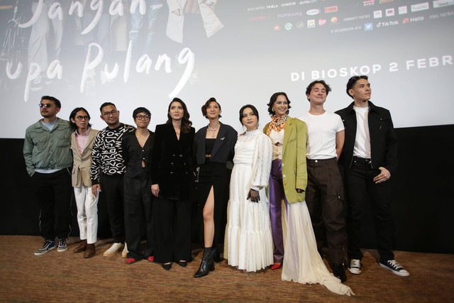 Sejumlah pemain diantaranya Sheila Dara, Rio Dewanto, Garindra Bimo dan Rachel Amanda saat konferensi pers film Jalan Yang Jauh Jangan Lupa Pulang di Epicentrum, Kuningan, Jakarta, Kamis, (26/1/2023). Foto: Agus Apriyanto