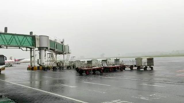 Kondisi di Bandara Sam Ratulangi Manado, Jumat (27/1). Sebanyak 7 penerbangan harus delay dan 3 divert akibat cuaca buruk.