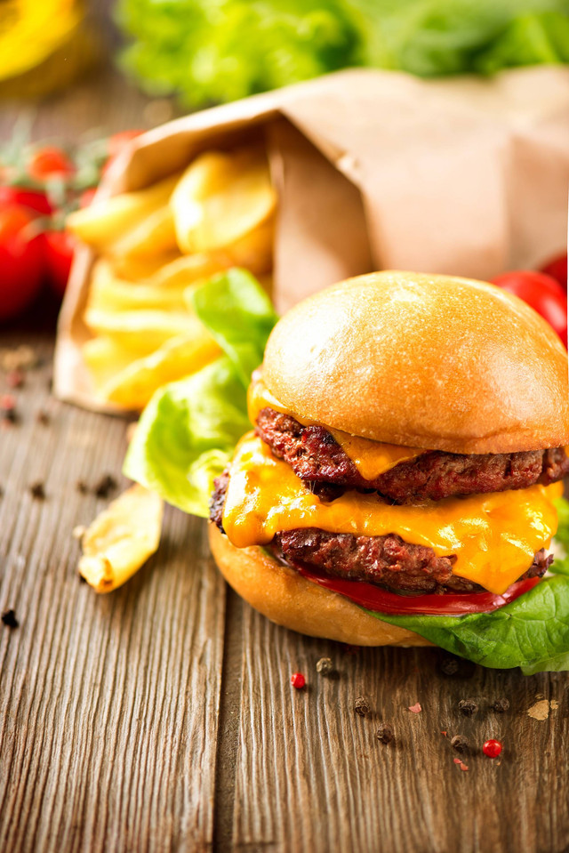 Ilustrasi makanan cepat saji. Foto: Subbotina Anna/Shutterstock