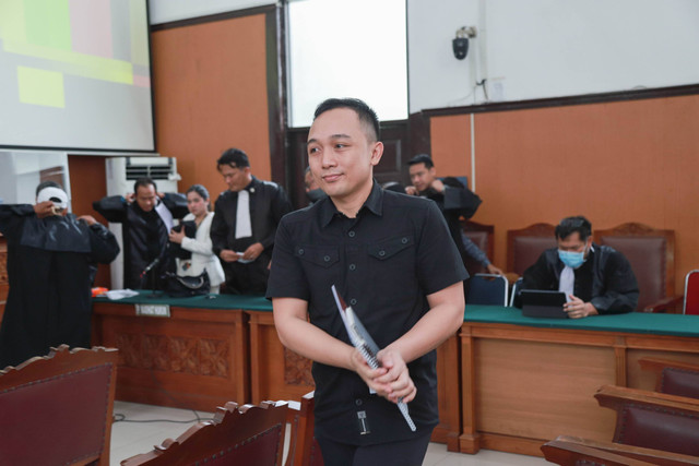 Terdakwa Ricky Rizal usai mendengarkan pembacaan replik di Pengadilan Negeri Jakarta Selatan, Jumat (27/1/2023). Foto: Jamal Ramadhan/kumparan