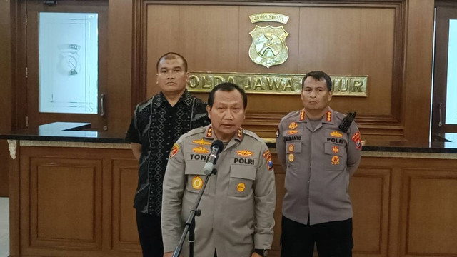 Kapolda Jatim Irjen Toni Harmanto dan Ditreskrimum Polda Jatim Kombes Totok Suharyanto menyampaikan hasil penangkapan mantan Wali Kota Blitar Samanhudi Anwar sebagai otak pelaku perampokan di rumah dinas Wali Kota Blitar, Jumat (27/1/2023).  Foto: Farusma Okta Verdian/kumparan