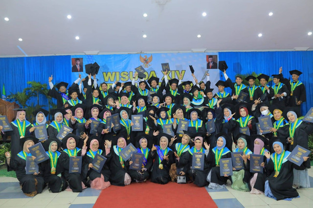 Wisudawan-Wisudawati berfoto setelah acara wisuda STAI Muhammadiyah Klaten ke-15 pada tanggal 27 Desember 2022 lalu. Foto: Doni/Humas