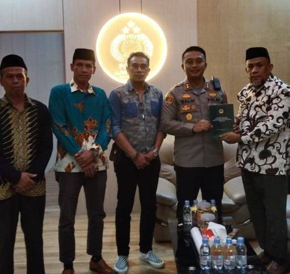 KET : Pengkab DPD LDII Luwu Utara menyerahkan Buku MUNAS IX, Kalender DPP LDII Tahun 2023 dan Majalah Nuansa kepada Kapolres Luwu Utara, AKBP. Galih Indragiri.