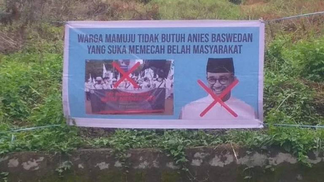 Spanduk penolakan terhadap Anies Baswedan terpasang di dalam Kota Mamuju. Foto: Istimewa