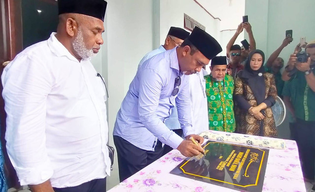 Bupati Abdul Faris Umlati, S.E, menandatangani prasasti masjid Babul Iman kampun Yefman Barat distrik Salawati Utara Raja Ampat. Foto Wim/BalleoNEWS
