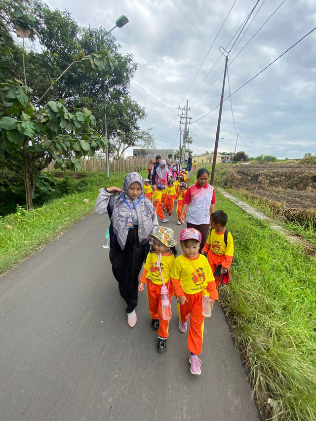Tim KKN-P Umsida Mendampingi Jalan Sehat Anak Paud