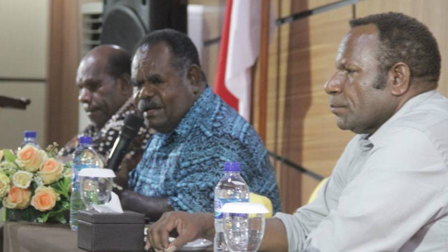 Bupati Asmat, Elisa Kambu (tengah) sta bertemu dengan para ASN asal Asmat di Merauke. Foto: Abdel Syah/BumiPapua