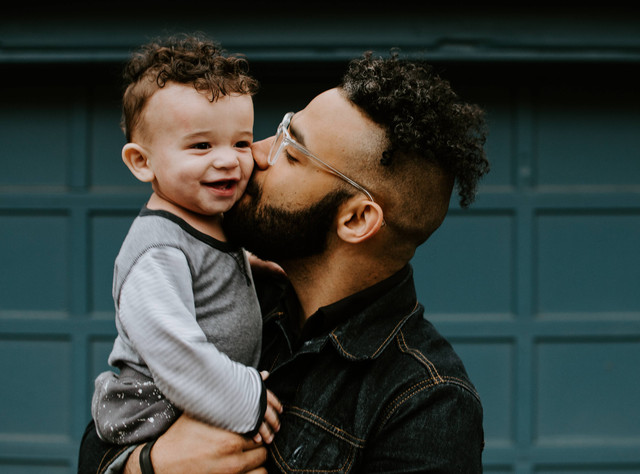 Ilustrasi Kata-Kata Orang Tua buat Anaknya sebagai Nasihat. Foto: Unsplash/Kelly Sikkema.