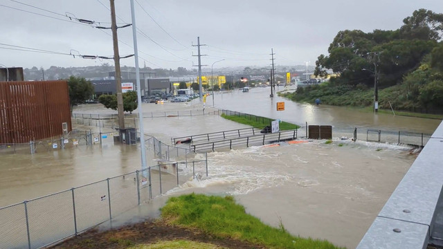 Area yang tergenang banjir saat hujan deras terlihat di Auckland, Selandia Baru, Jumat (27/1/2023). Foto: @MonteChristoNZ/via REUTERS