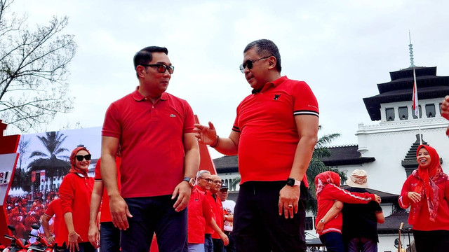 Gubernur Jabar Ridwan Kamil (kiri) ikuti senam Sicita PDIP di Bandung.  Foto: Dok. PDIP