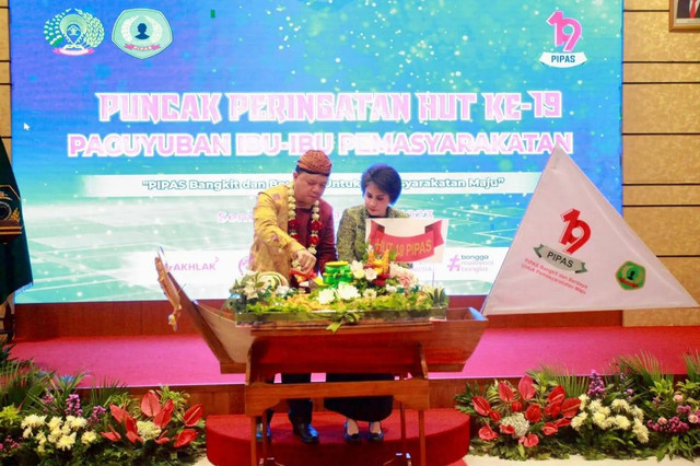 Pemotongan Tumpeng oleh DIRJENPAS dalam HUT PIPAS ke 19