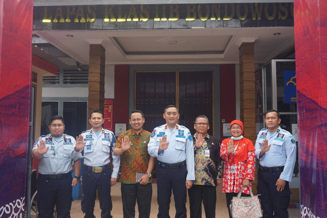 Kalapas bersama PLT. Kadinkes Bondowoso beserta jajaran Foto: Humas Lapas Bondowoso