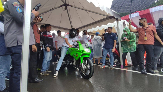 Kapolda Metro Jaya Irjen Fadil Imran dan Pj Gubernur DKI Jakarta Heru Budi Hartono jajal drag race di Kemayoran, Jakarta Pusat, Sabtu (28/1). Foto: Jonathan Devin/kumparan