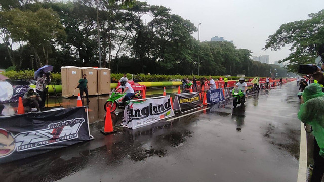 Kapolda Metro Jaya Irjen Fadil Imran dan Pj Gubernur DKI Jakarta Heru Budi Hartono jajal drag race di Kemayoran, Jakarta Pusat, Sabtu (28/1). Foto: Jonathan Devin/kumparan