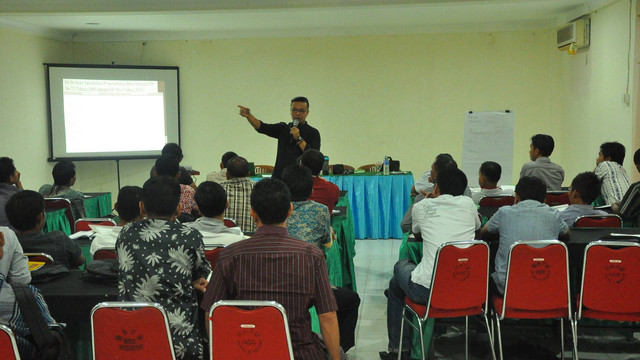 Kepala desa dan aparatur desa sedang mengikuti pelatihan (Foto: Dokumentasi pribadi)