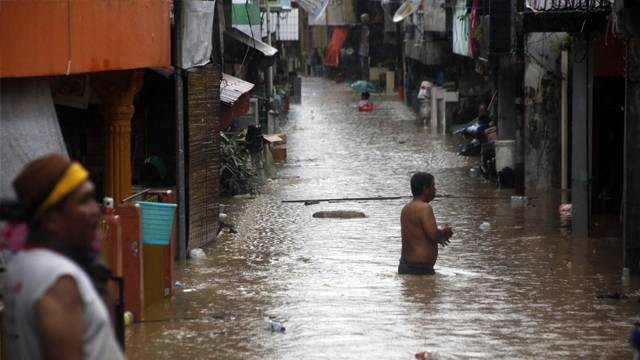 Banjir yang terjadi di Kota Manado, Sulawesi Utara, Jumat (27/1). Banjir terjadi di 10 dari 11 Kecamatan yang ada di Manado.
