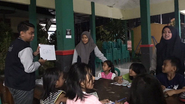 foto dokumentasi/ kegiatan belajar bersama mahasiswa KKN
