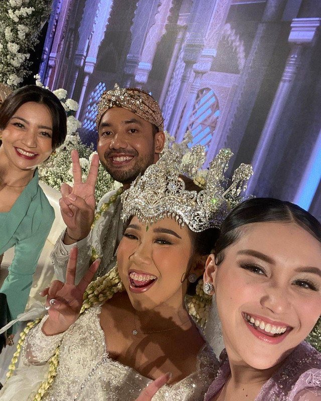 Ayu Ting Ting saat menghadiri pernikahan Kiky Saputri dan M. Khairi.  Foto: Instagram/@ayutingting92