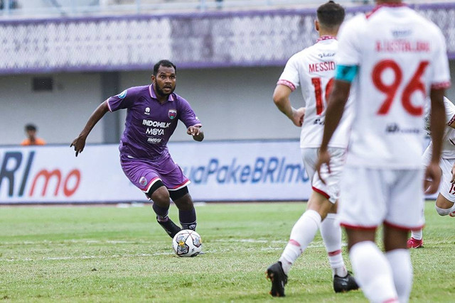 Persita Tangerang melawan Persis Solo dalam lanjutan Liga 1 2022/23 di Indomilk Arena, Tangerang, Sabtu (28/1). Foto: Twitter/@Persitajuara