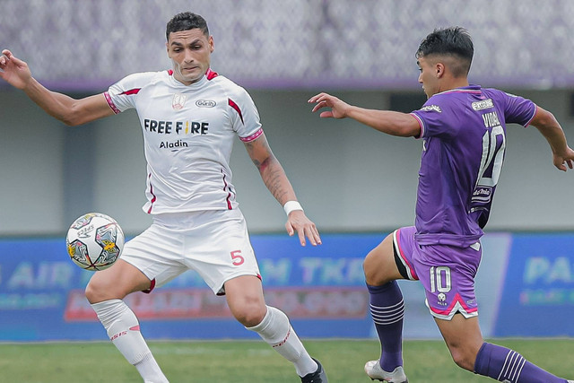 Persita Tangerang melawan Persis Solo dalam lanjutan Liga 1 2022/23 di Indomilk Arena, Tangerang, Sabtu (28/1). Foto: Twitter/@persisofficial