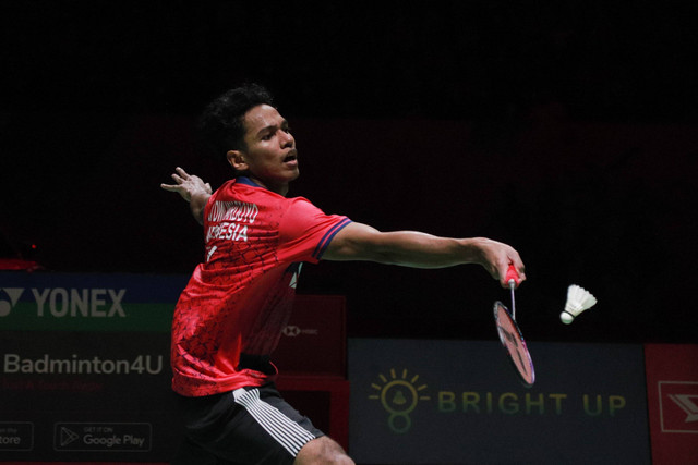 Tunggal putra Indonesia Chico Aura saat melawan tunggal putra Hongkong NG Ka Long pada semifinal Indonesia Masters 2023 di Istora Senayan, Jakarta, Sabtu (28/1/2023). Foto: Jamal Ramadhan/kumparan