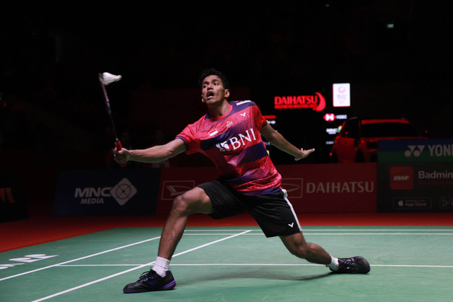 Tunggal putra Indonesia Chico Aura saat melawan tunggal putra Hongkong NG Ka Long pada semifinal Indonesia Masters 2023 di Istora Senayan, Jakarta, Sabtu (28/1/2023). Foto: Jamal Ramadhan/kumparan