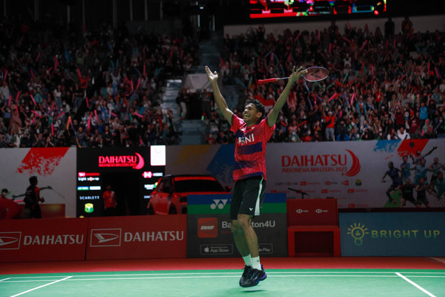 Tunggal putra Indonesia Chico Aura saat melawan tunggal putra Hongkong NG Ka Long pada semifinal Indonesia Masters 2023 di Istora Senayan, Jakarta, Sabtu (28/1/2023). Foto: Jamal Ramadhan/kumparan