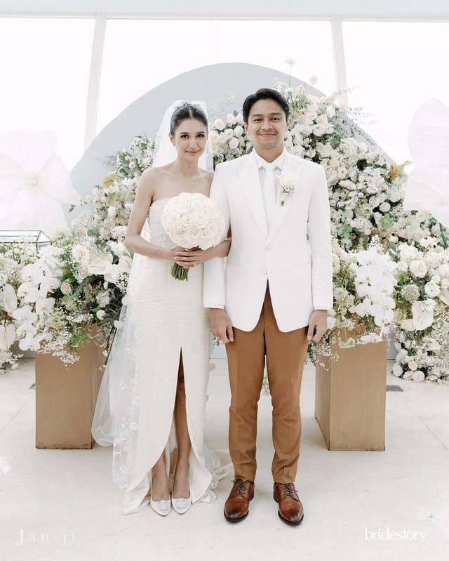 Mikha Tambayong dan Deva Mahenra resmi menikah. 
 Foto: Instagram/@miktambayong