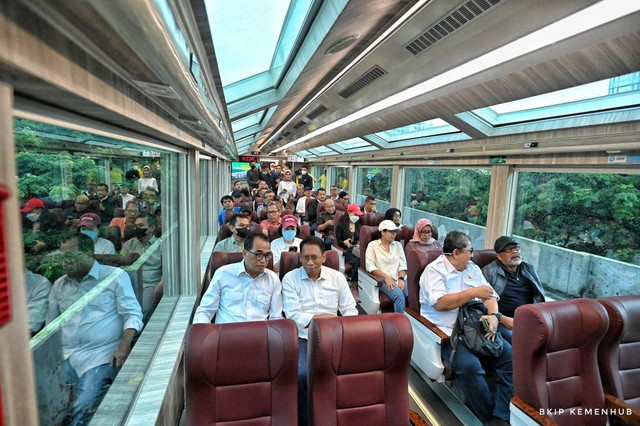Menteri Perhubungan Budi Karya Sumadi menjajal Kereta Panoramic, Sabtu (28/1). Foto: Kemenhub RI
